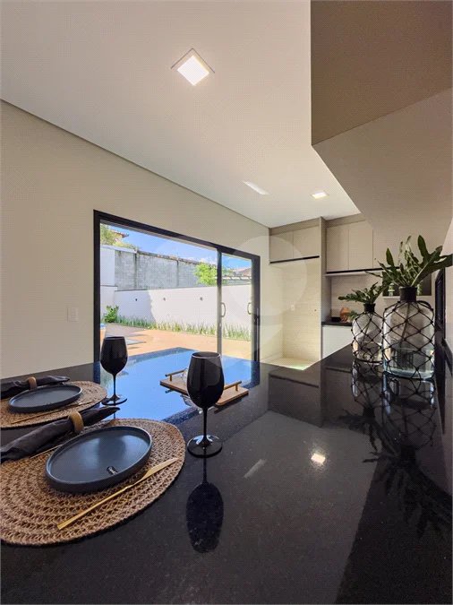 Indaiatuba - Condomínio Milano - Sobrado - 350 m² de terreno - 240 m² de área construída - 4 vagas de garagem, sendo 2 cobertas - Salas de estar e jantar integradas - 3 suítes com closet e varanda no pavimento superior - Escritório no térreo - Espaço gourmet com churrasqueira - Banheiro externo