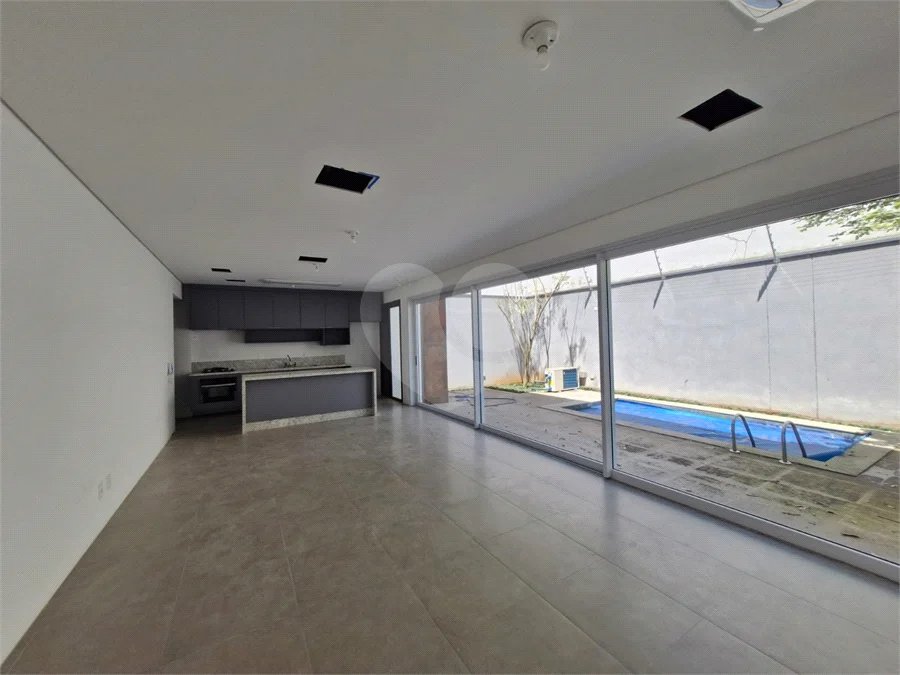Casa à venda ou para alugar com 3 suítes no condomínio Jardim Flora, São Paulo - SP