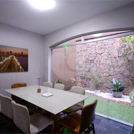Casa com 4 Dormitórios sendo 1 suíte, com 3 Vagas