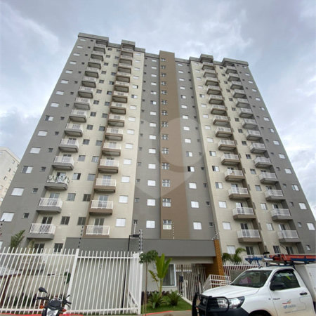 Apartamento no Condomínio Parque dos Jacarandás.