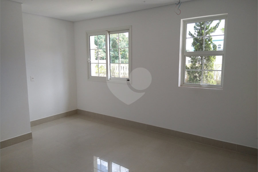 Condomínio de casas de alto padrão em estilo Neoclássico Francês