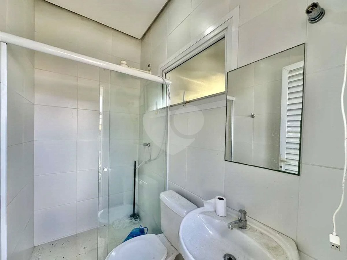 Casa em condomínio Impecável, 4 dorms / 2 suítes, varanda gourmet, piscina, 3 lareiras