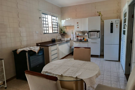 Casa térrea e espaçosa no centro da cidade por apenas R$370.000,00!!! Vamos agendar uma visita?