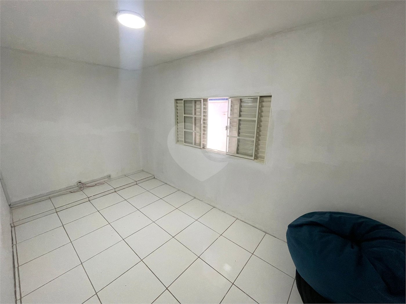 Casa térrea e salão comercial a venda no Jardim Bandeirantes.