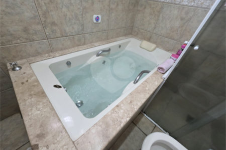 Casa térrea à venda no Douradinho com 2 quartos e edícula com mais dois quartos e 2 banheiros.