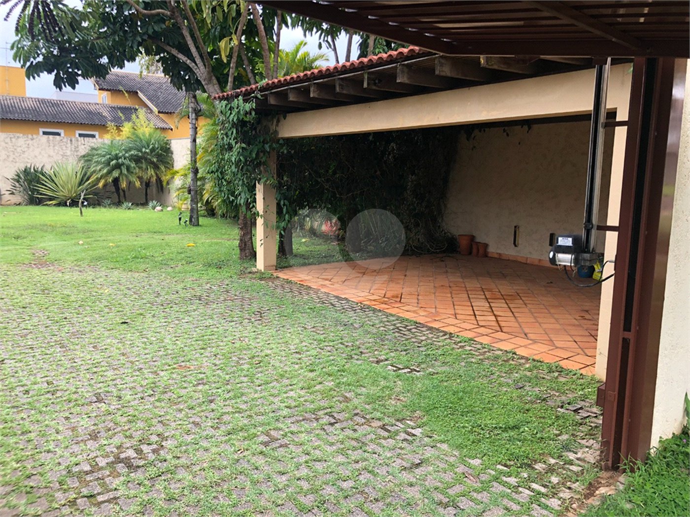 Casa no condomínio Damha I.