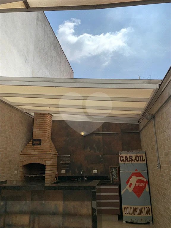 Sobrado com 3 quartos e garagem para 5 veículos.
