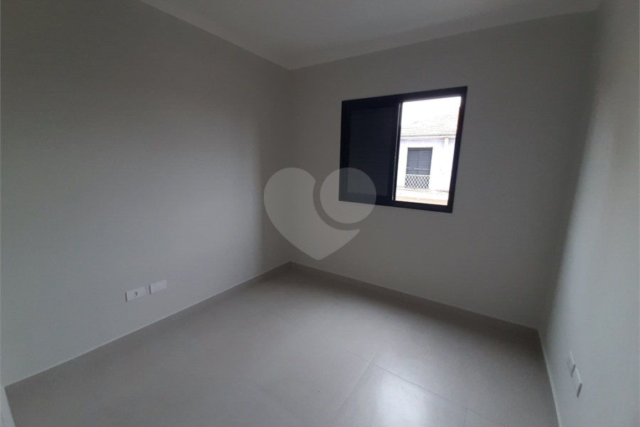 Apartamento VENDER com 44m2, com 2 quartos, banheiro, sala integrada à cozinha e 1 vaga de garagem