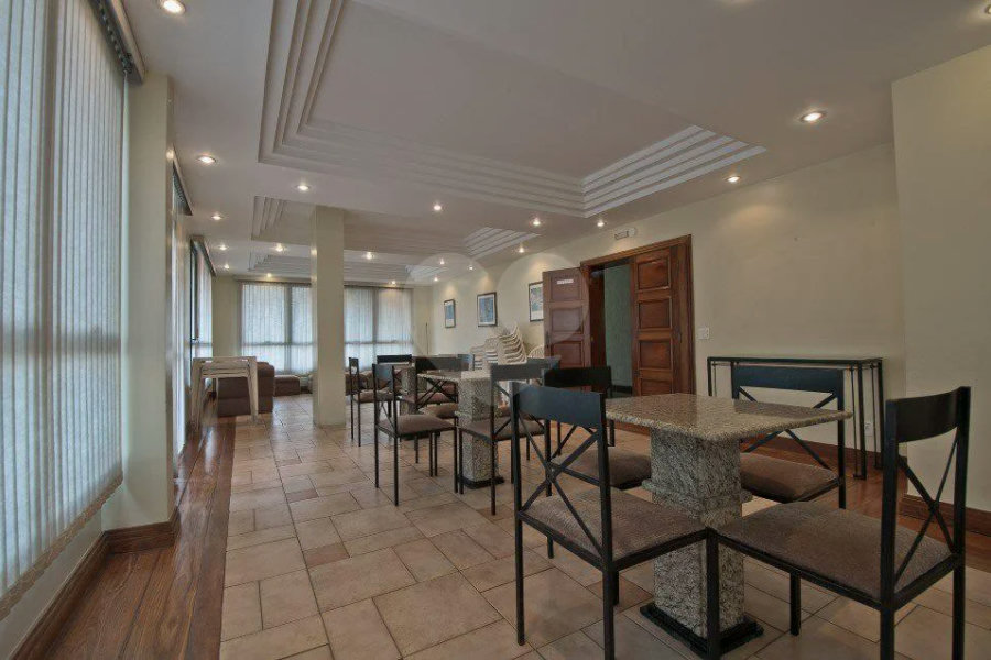 Linda cobertura Duplex om 3 dormitórios, sendo uma suíte com armários e ar condicionado e 2 vagas .