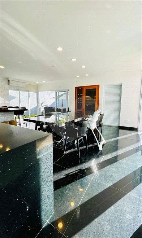 Belíssima casa à venda com 700 m² no Condomínio Tamboré, em Alphaville!!!