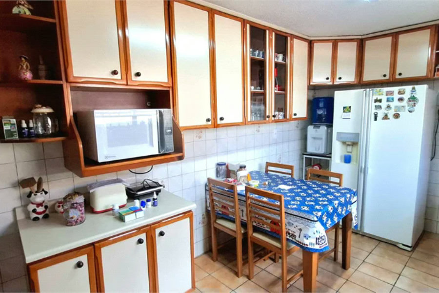 Excelente Sobrado eom ótima localização. Venha fazer uma visita.