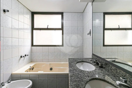 Apartamento a venda em Moema com 162m², 3 quartos ( suítes ) 3 vagas