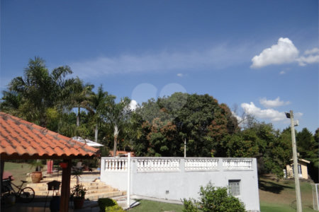 Indaiatuba- Jardins dos Laranjais - Chácara dentro do Vale das Laranjeiras, segundo portão: Jardim dos Laranjais. 3 quartos, 1 banheiro social, 1 sala espaçosa de TV, 1 sala de jantar, cozinha, 1 varanda fechada com portas Blindex. Quiosque, piscina, capela com bancos e altar,