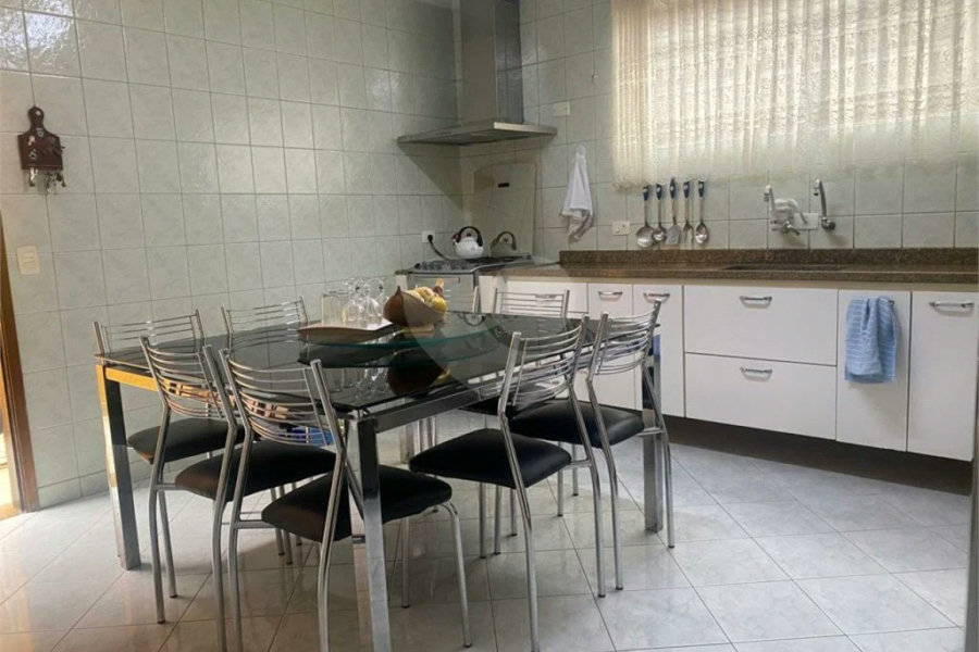 Sobrado à venda com 150 metros de área util e possui 3 dormitórios, sendo 1 suíte.