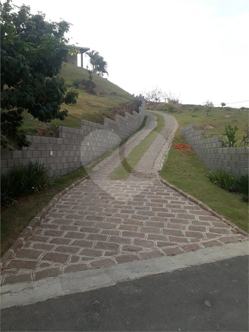 Excelente Casa Térrea no Condomínio Outeiro das Flores – Conforto, Segurança e Contato com a Natureza