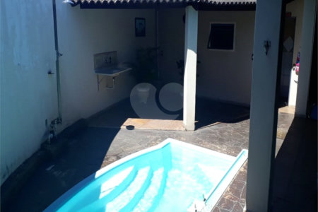Sobrado com 3 dormitórios, sendo 2 suítes, uma delas master.