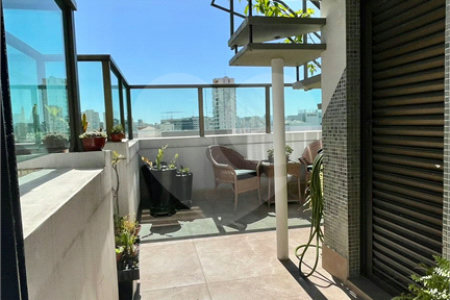 Cobertura à venda na Aclimação de 300m² com 2 vagas.