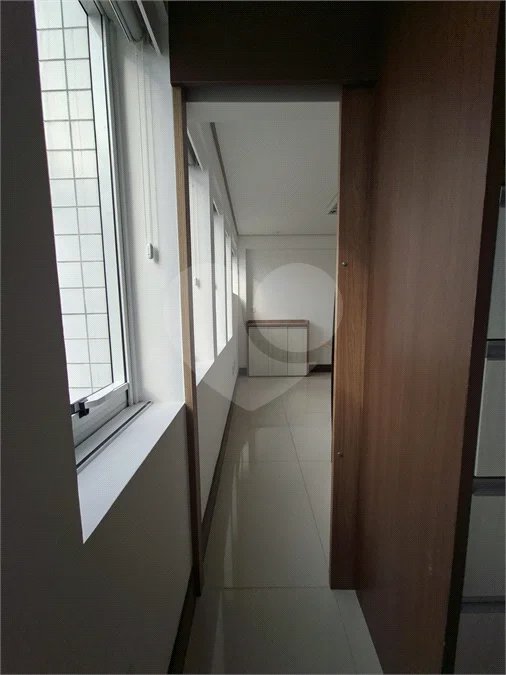 SALA COMERCIAL DE 90 M² COM 12 BAIAS, SALA DE REUNIÃO, AR-CONDICIONADO CENTRAL E 2 VAGAS!