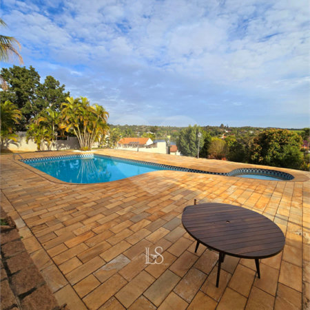 Indaiatuba- Vale das Laranjeiras - Vista dos fundos para o lago - Casa assobradada - 3 pisos, 4 quartos, 2 suítes, uma com hidro ,escritório, sala 3 ambientes, lareira, lavabo,cozinha ampla, despensa, lavanderia, churrasqueira, forno pizza, 6 wcs, piscina, jardim despensa, garagem, segurança