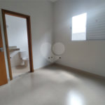 Casa térrea em Atibaia com 3 suítes, sala 2 ambientes, 2 vagas garagem, excelente localização, pronta para morar