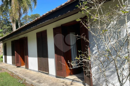 Casa à venda, 742 m², com piscina, 5 suítes, em Embu das Artes