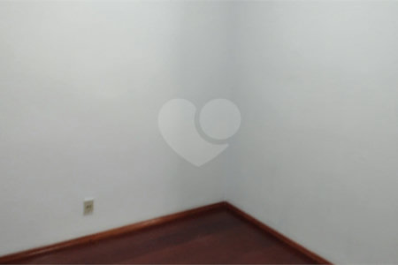 Apto com 2 dormitórios, dois banheiros , e uma garagem.