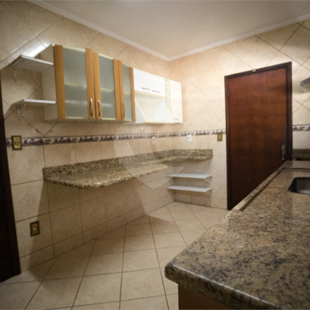 Casa com 4 Dormitórios e área de lazer com piscina
