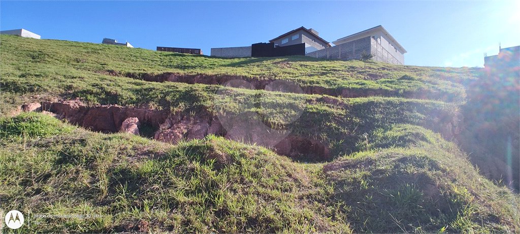 Terreno em condomínio fechado com 1.086 metros, pronto para construir, ampla área de lazer, aceita financiamento