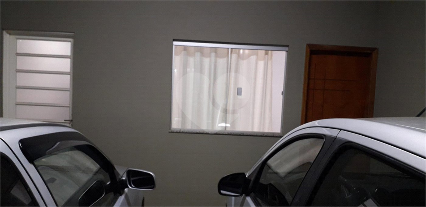 Casa térrea com 3 dormitórios, sendo 1 suíte.