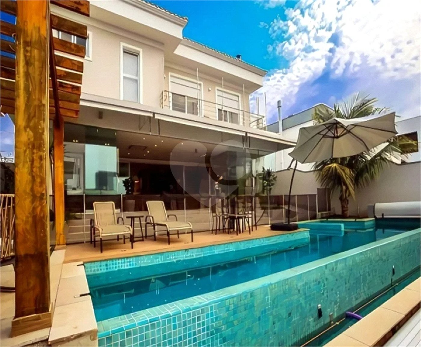 Casa de Alto Padrão em Condomínio com 4 suítes.