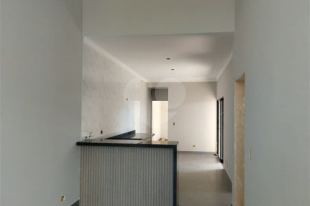 Casa em Atibaia com 3 dormitórios (1 suíte), sala 2 ambientes, piscina, 2 vagas de garagem, aceita financiamento