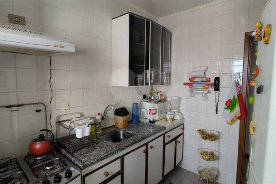 Vende-se apartamento de dois dormitórios no Edifício Marseille, no Centro de Piracicaba;