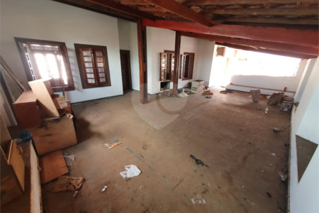 Casa térrea com 5 dormitórios, sendo 2 suítes.