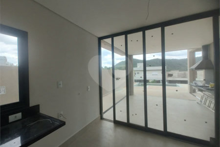 Casa exclusiva em Atibaia de alto padrão com 3 suítes, piscina, espaço gourmet, condomínio fechado, aceita financiamento