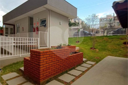 Apartamento no Condomínio Parque dos Jacarandás.