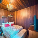 Casa na Granja Viana com 1.600m² de terreno, lareira e amplo espaço para veículos