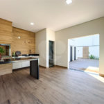 Indaiatuba - Condomínio Milano - Sobrado - 350 m² de terreno - 240 m² de área construída - 4 vagas de garagem, sendo 2 cobertas - Salas de estar e jantar integradas - 3 suítes com closet e varanda no pavimento superior - Escritório no térreo - Espaço gourmet com churrasqueira - Banheiro externo