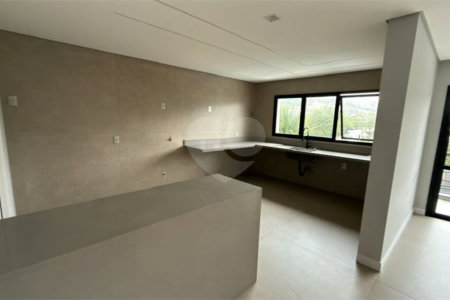 Sobrado de alto padrão no Swiss Park, totalmente reformado, com 4 suítes, piscina, elevador, espaço gourmet, 4 vagas e condomínio com lazer completo.