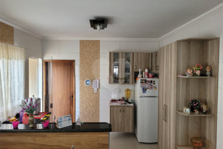 Casa térrea com 2 dormitórios, sendo 1 suíte.