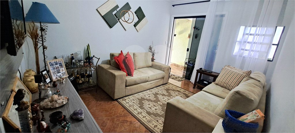 Casa no Jardim Medeiros ampla com 3 dormitórios bem distribuída