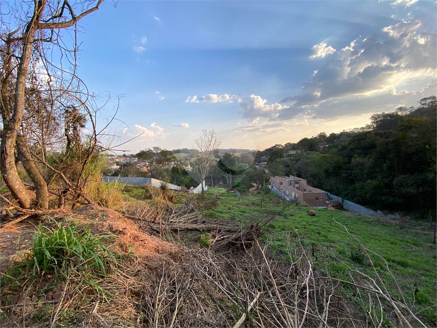 Terreno em Atibaia com 415 metros e pronto para construir no bairro Jardim Paulista, aceita financiamento