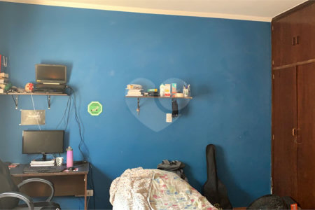 Casa térrea com 3 suítes.