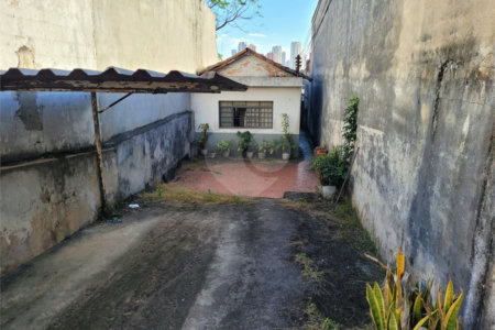 Casa na região do alto da Mooca com 242m² de área total.