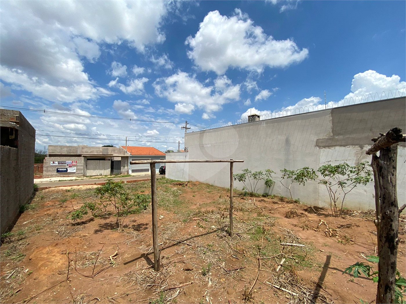 Terreno com 250,00 m² de área total.
