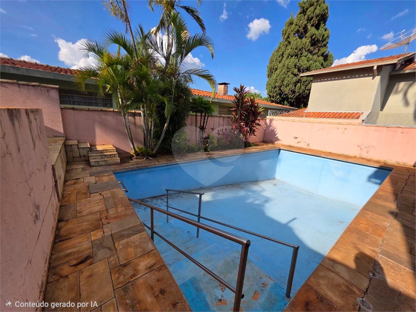 Casa Térrea 5 quartos bem localizada com piscina.