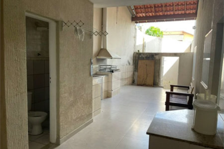 Sobrado com 4 dormitórios, 2 suítes, closet, varandas, escritório, jardim de inverno, espaço gourmet com churrasqueira e fogão a lenha e 3 vagas.