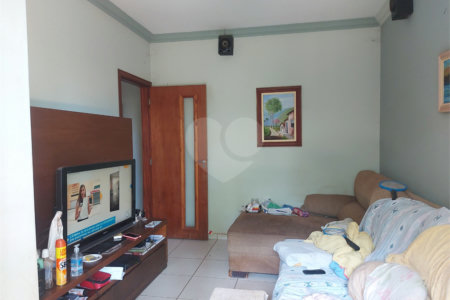 Casa térrea com piscina no Residencial Samambaia.