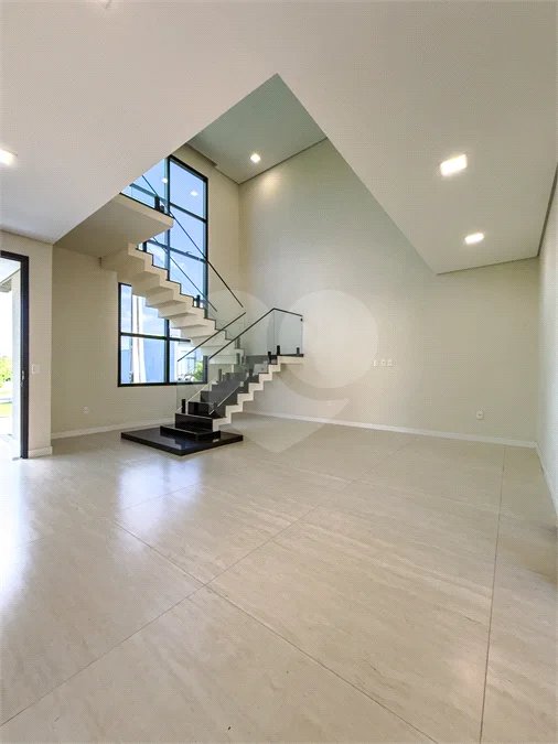 Indaiatuba - Condomínio Milano - Sobrado - 350 m² de terreno - 240 m² de área construída - 4 vagas de garagem, sendo 2 cobertas - Salas de estar e jantar integradas - 3 suítes com closet e varanda no pavimento superior - Escritório no térreo - Espaço gourmet com churrasqueira - Banheiro externo