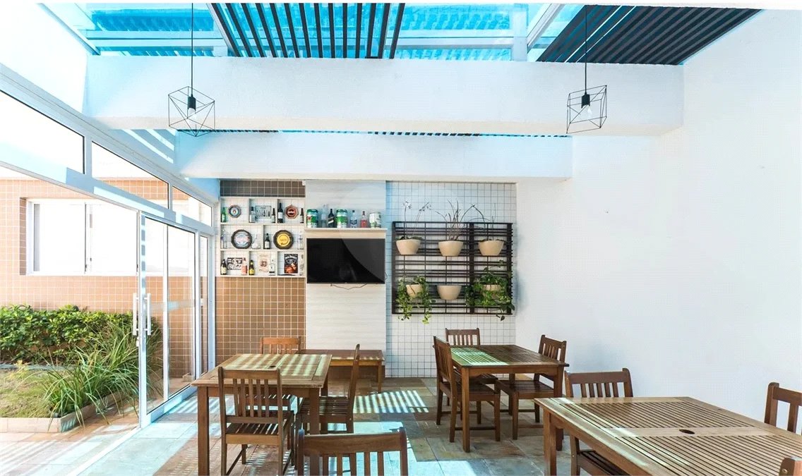 Apartamento mobiliado de 102 m² para locação no Centro de São Bernardo do Campo, com 3 dormitórios, 1 suíte, varanda gourmet com vista para o Paço Municipal, 2 vagas e lazer completo.