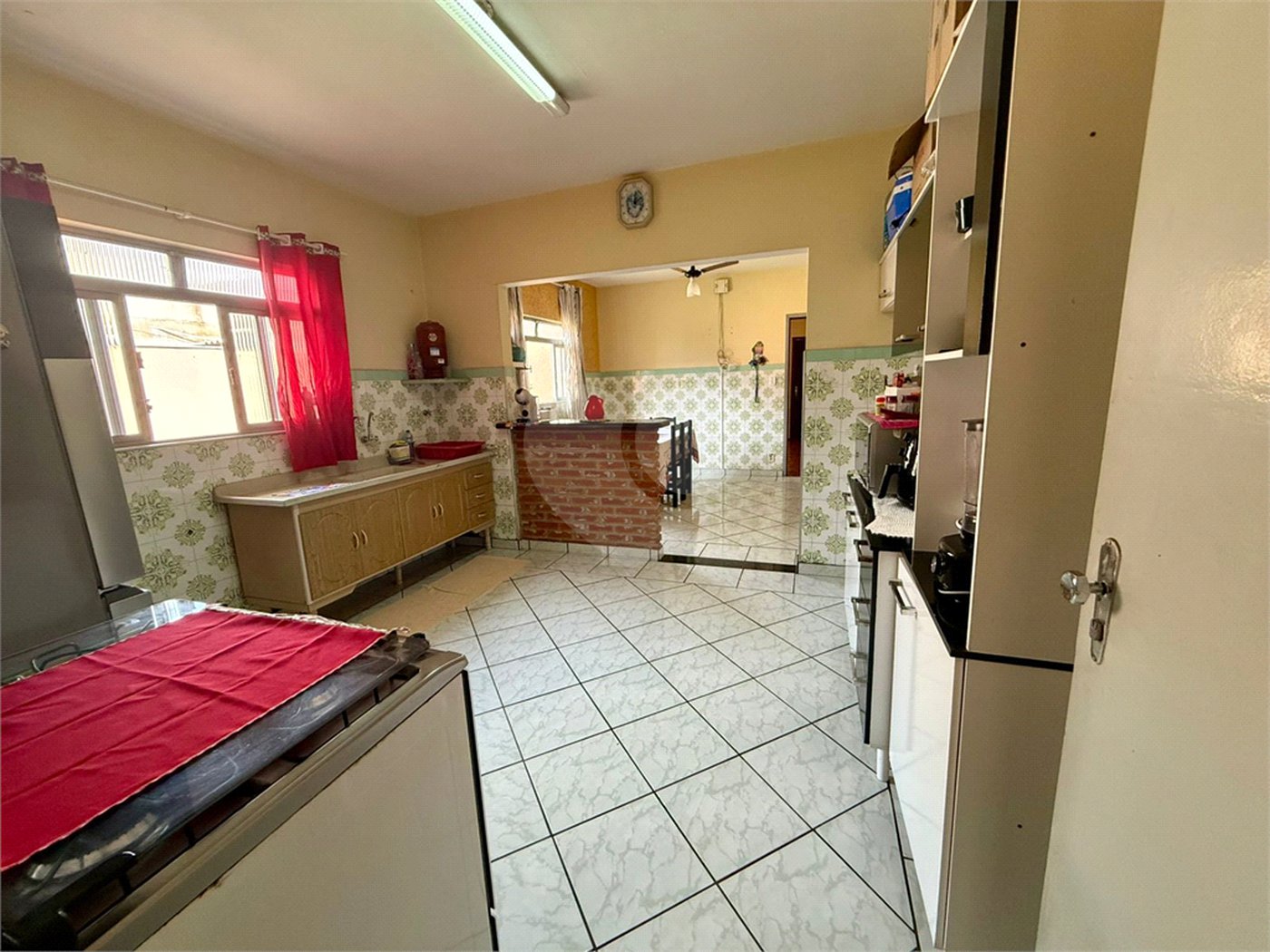 Casa térrea com piscina e 3 quartos.